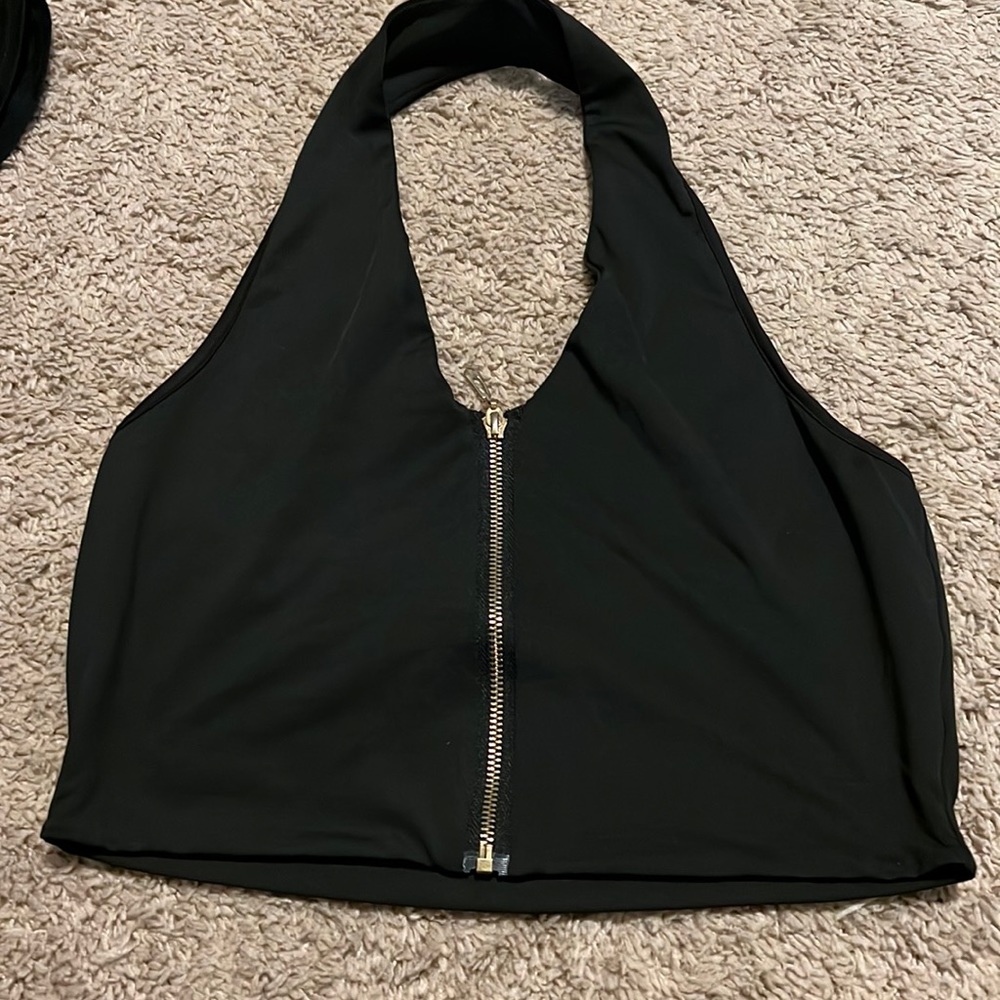black round the neck top